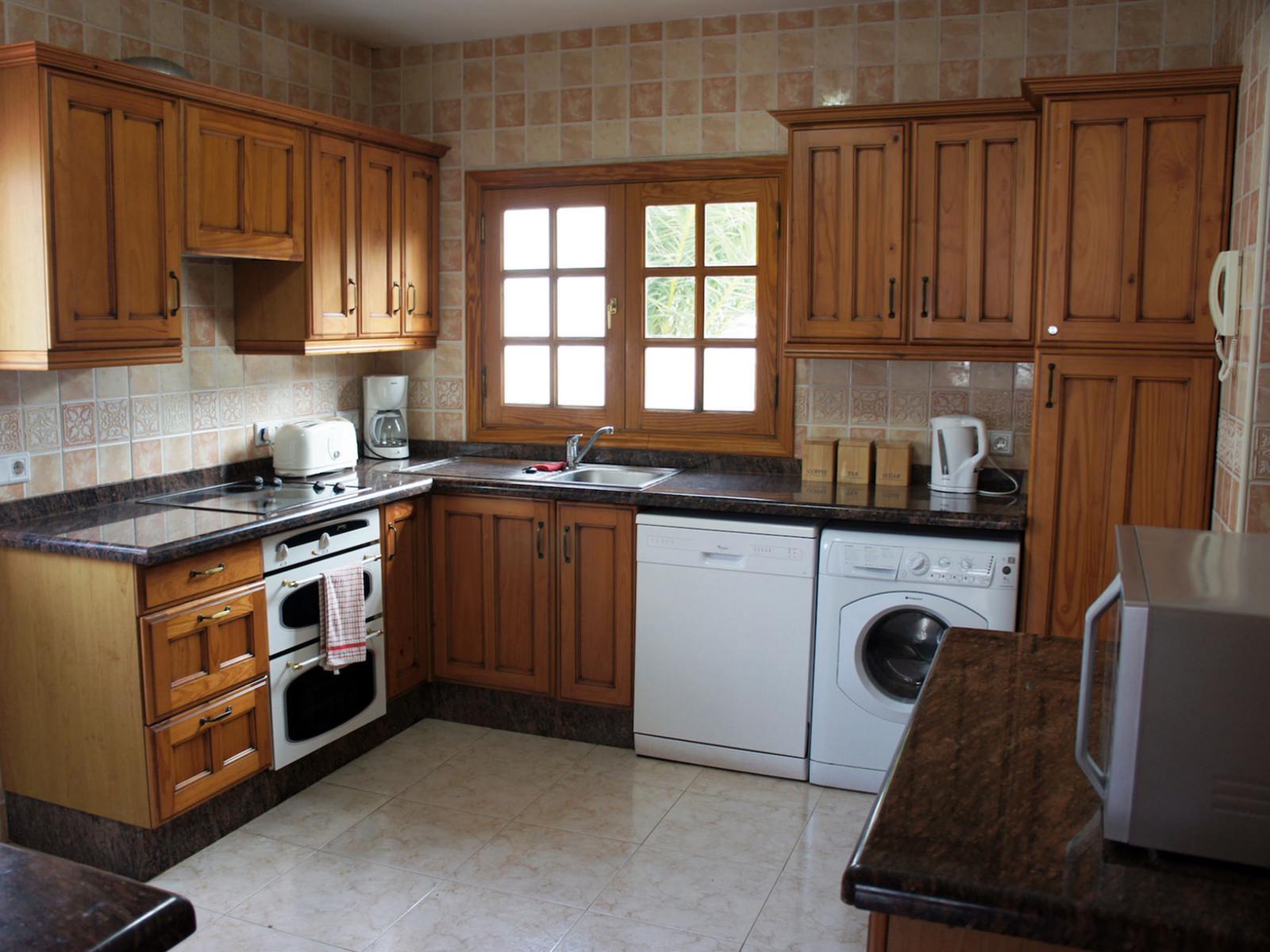 5 Bedroom Villa Central Costa Teguise Heated Pool, Games Room Wi-Fi